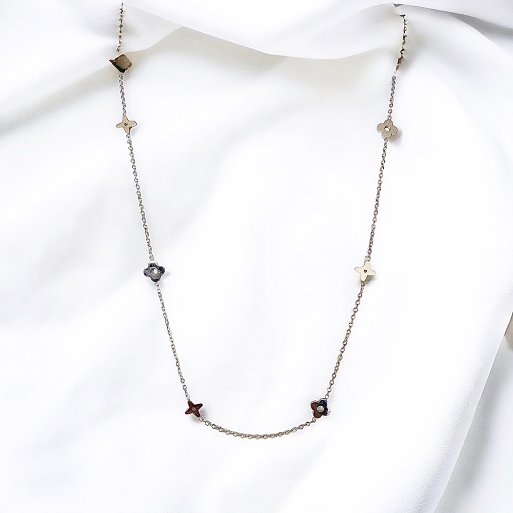 Stainless steel motif necklace.